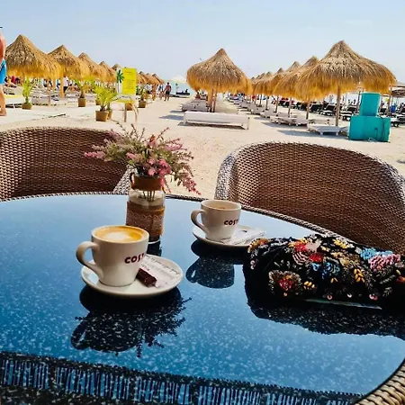 White Titanic-bluesky By Whitetitanic アパート